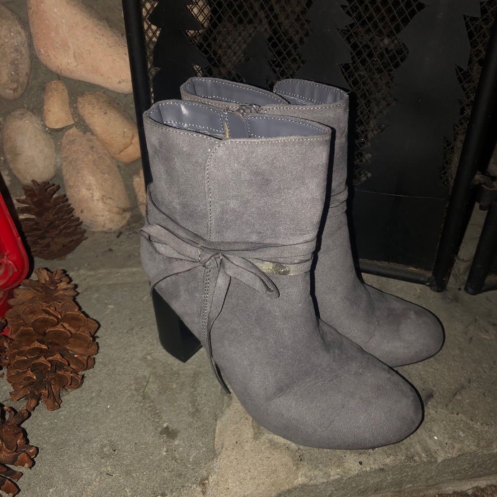 GRAY FAUX SUEDE FASHIONABLE BOOTIES